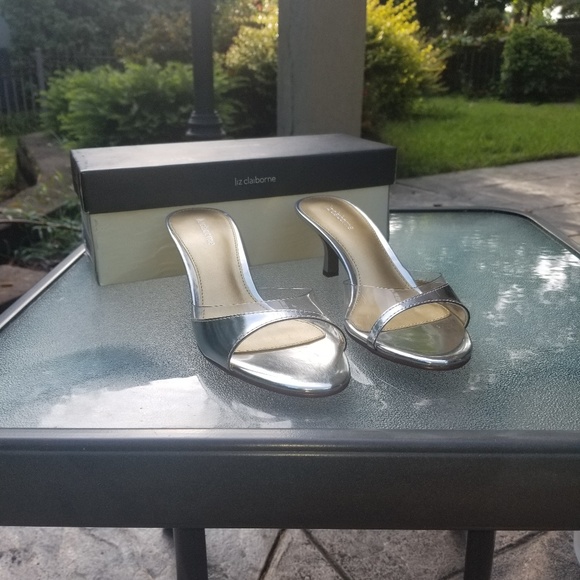 BNIB LIZ CLAIBORNE SILVER & ACRYLIC KITTEN HEELS - Picture 6 of 8
